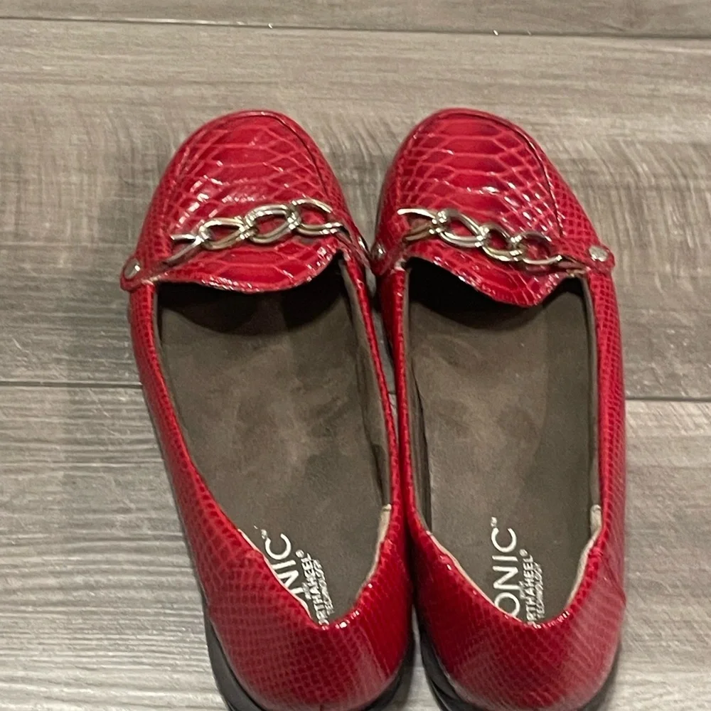 Vionic Red Patent Leather Lizard Pattern Loafers Size 7